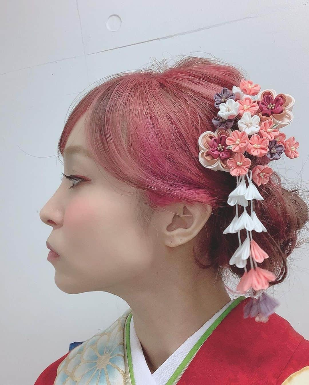 LiSAさんのインスタグラム写真 - (LiSAInstagram)「今年のお正月はヘアメイクのたばたさんの手造りつまみ細工付き。すごすぎ。 #たばたばへあー　@chinatsu.tabata88  #つまみ細工鶴は着物の腰に付いてる」1月1日 23時06分 - xlisa_olivex