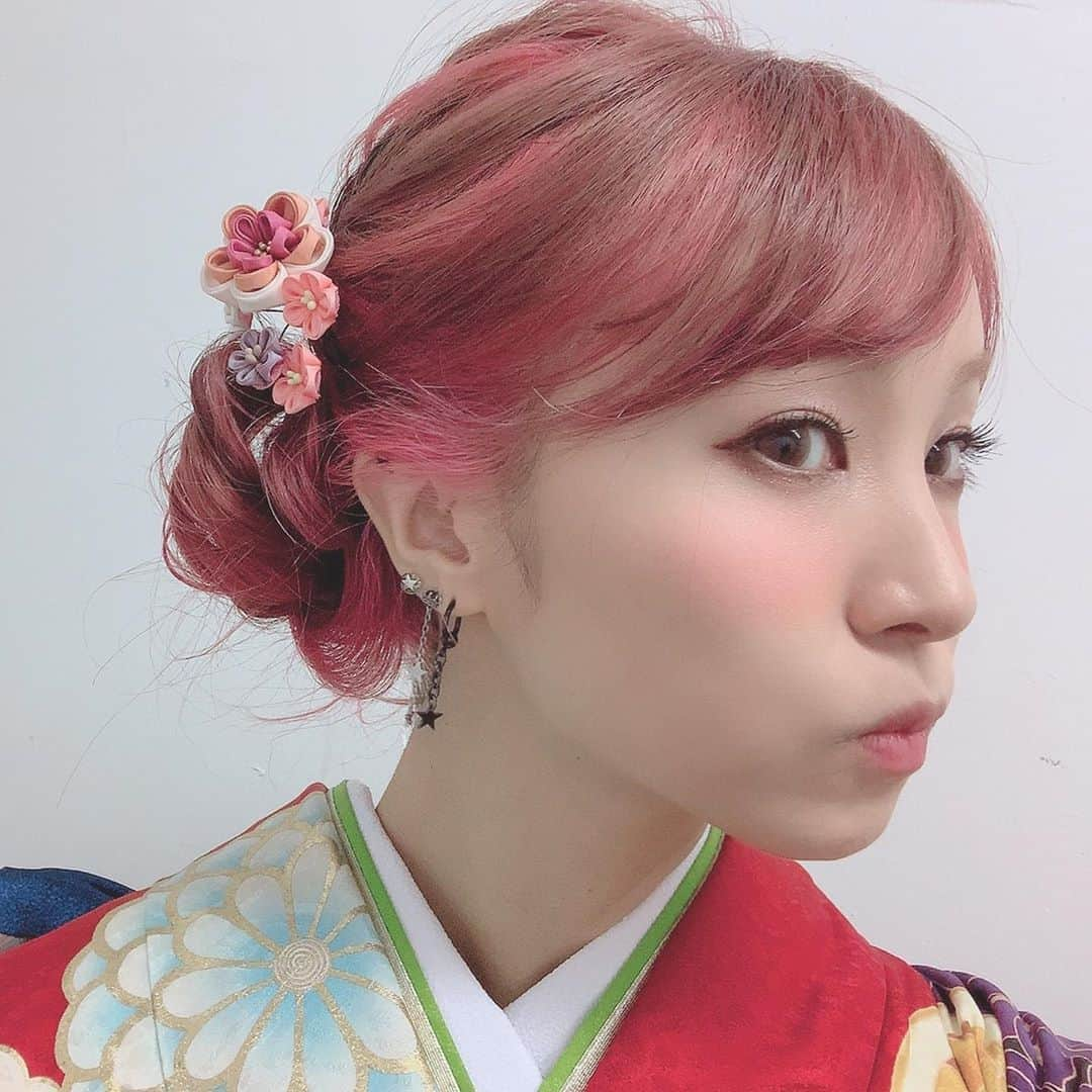 LiSAさんのインスタグラム写真 - (LiSAInstagram)「今年のお正月はヘアメイクのたばたさんの手造りつまみ細工付き。すごすぎ。 #たばたばへあー　@chinatsu.tabata88  #つまみ細工鶴は着物の腰に付いてる」1月1日 23時06分 - xlisa_olivex