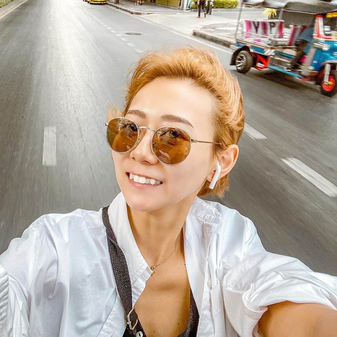 のインスタグラム：「2020年あけましておめでとうございます🌅🎍. . . 30日からバンコクに来ててもう帰るんですが、久々の滞在楽しかったです🙋🏽‍♀️🇹🇭. . . 今回は年越しPARTY目的で弾丸なのでほぼ街には出てないけど、久々のバンコク懐かしい気持ちになって、楽しかったからまたゆっくり来ます🔥. . . 過去一タイ料理食べた三日間でした👍🏾. . . 写真のように今年は飛ばして行くのでよろしく💯出会った人全てに出会えて良かった！一緒にいて楽い！と思ってもらえるように頑張りまーす❤️. . . #タイ料理嫌いのタイ旅行 #サワディーピーマイカー #あけましておめでとう #このあとフェスの投稿イきます #最高すぎる年越し #ずっと楽しいってゆってた三日間 #帰ったら冬はつらい #みんな今年もよろしく❤️ #バイタクからこんにちは #バンコク #バンコク生活#バンコク旅行#タイ#タイ旅行」
