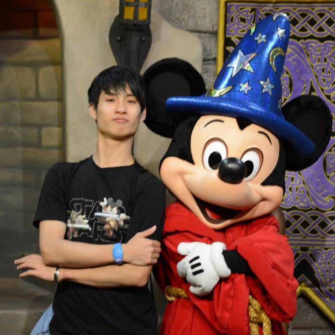 岩義人のインスタグラム：「今年の干支にちなんだお写真を。 今年こそスターウォーズのエリアに行きたい！！ 実現したい！！ #wdw #mickeymouse  #岩義人」