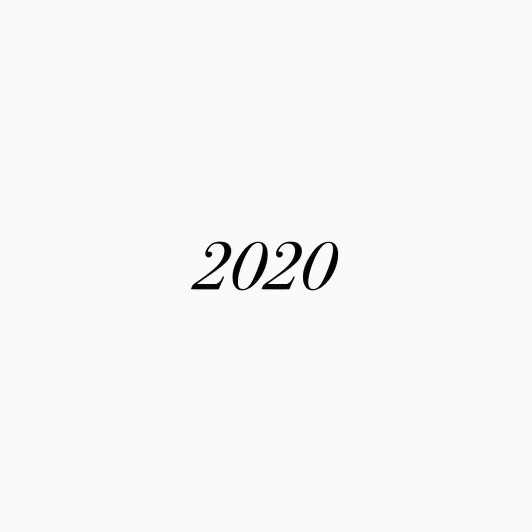 新井椎己のインスタグラム：「let 2020 begin! 🦢🤍皆様にとって幸多き一年となりますように。#happynewyear」