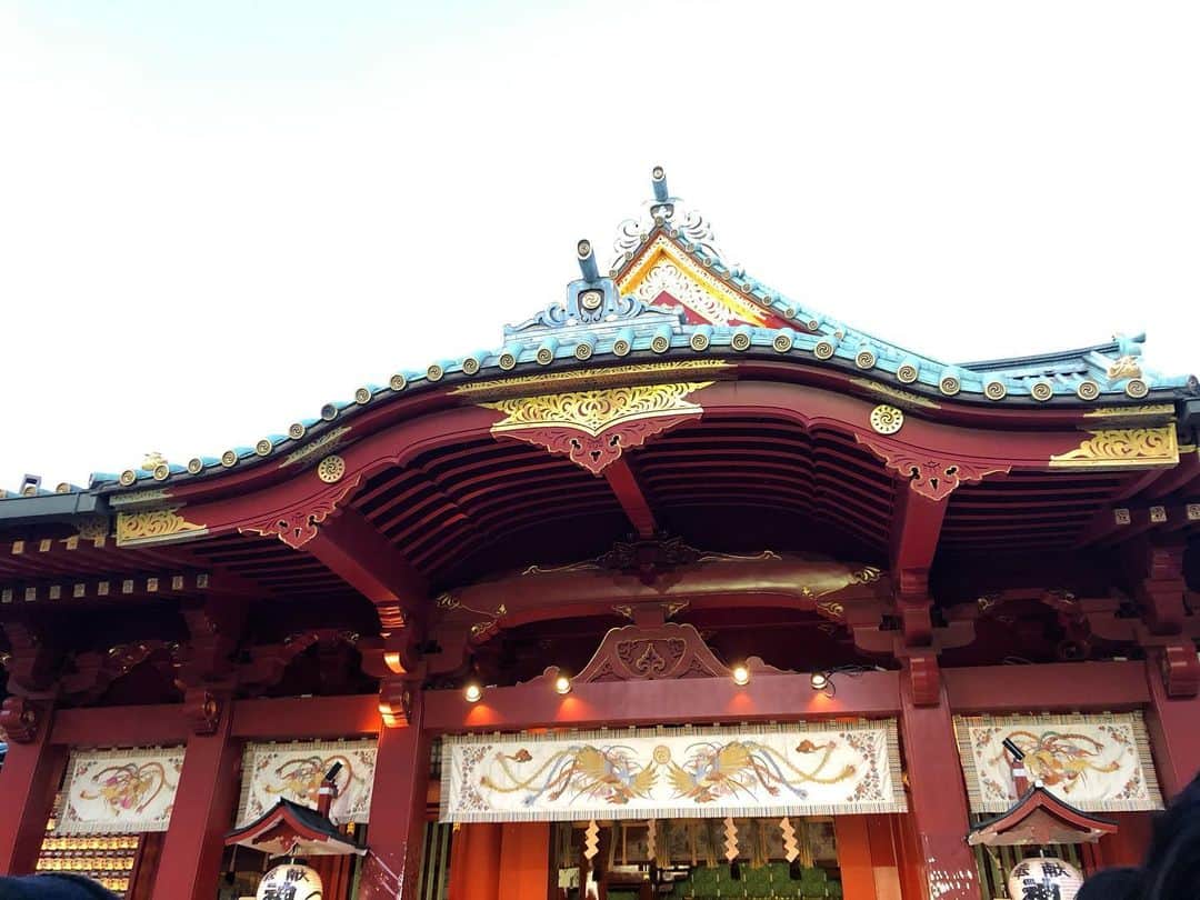 木庭弥生のインスタグラム：「あけましておめでとうございます🐭🎍 家族で神田明神へ⛩  今年は「溜めない」一年にしたいです。物も気持ちも…諸々。  今年もどうぞよろしくお願い致します☺️ 2020.1.1  #2020 #元旦 #令和2年 #神田明神 #商売繁盛 #厄除け」