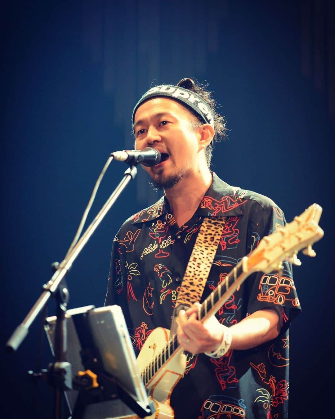Kuboty のインスタグラム：「明けましておめでとうございます🎍 2020年もギター弾いて曲書いて、色々な角度から音楽にアプローチしていきたいです。 あと自分の着たい服を作ったり、飲み屋もハイパー楽しかったのでまたやりたいし、何かとチャレンジしていきます。 てな感じで、変わらずよろしくお願いします😘  photo by KO-KING @koukitakeyasu」