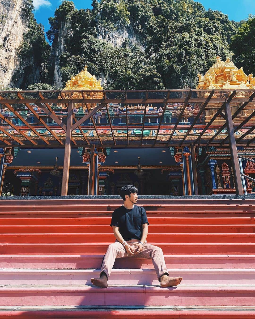小塚源太のインスタグラム：「Happy New Year🎍 美しい自然と未来的な建築物がうまく共存するこの街からたくさんのパワーをもらって迎えた新年。 いままでのノウハウとこれからの工夫をうまいバランスで融合させて、新しいことに挑戦しよう💪🏽 今年もよろしくお願いします🙌🏼 #2020」