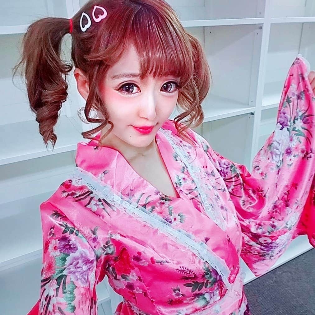 梁愛美のインスタグラム：「♥🎍A Happy New Year 2020🎍♥ ❥ ❥ 2020年も梁愛美をどうぞ宜しくお願いします🙏🏻💕 ❥ ❥ 今年は年女🐭🎀 ❥ ❥ 2020年は全国の #OKTOBERFEST のSTAGEにて #missokf2020 としての出演が決まっていたり、2MAN LIVEや地方LIVEも開催予定🎤✨ ❥ ❥ その他にも近々お知らせ出来そうな事がいっぱいで、今年はARTISTとしてそして激辛アイドルとして、勢力的に活動出来そうな予感…💕 ❥ ❥ 去年の手術は今年のための充電期間…。 ❥ ❥ 前向きに受け止めて2020年は活動して行きたいと思ってます🙋✨ ❥ ❥ 不安よりも楽しみがいっぱい♡ ❥ ❥ 一緒に素敵な1年にしましょう😊💕 ❥ ❥ #artist #singer #talent #model #reachangels #OMIASHIchula #platinumproduction #aimiryou  #japanesegirl #kawaii #kawaiistyle #kawaiifashion #japanesefashion #instagramjapan #newyearseve #歌手 #激辛アイドル #激辛 #タレント #芸能人女子フットサル #キャプテン #背番号8 #アイドルユニット #リーチエンジェル #プラチナムプロダクション #梁愛美 #着物 #새해복많이받으세요」
