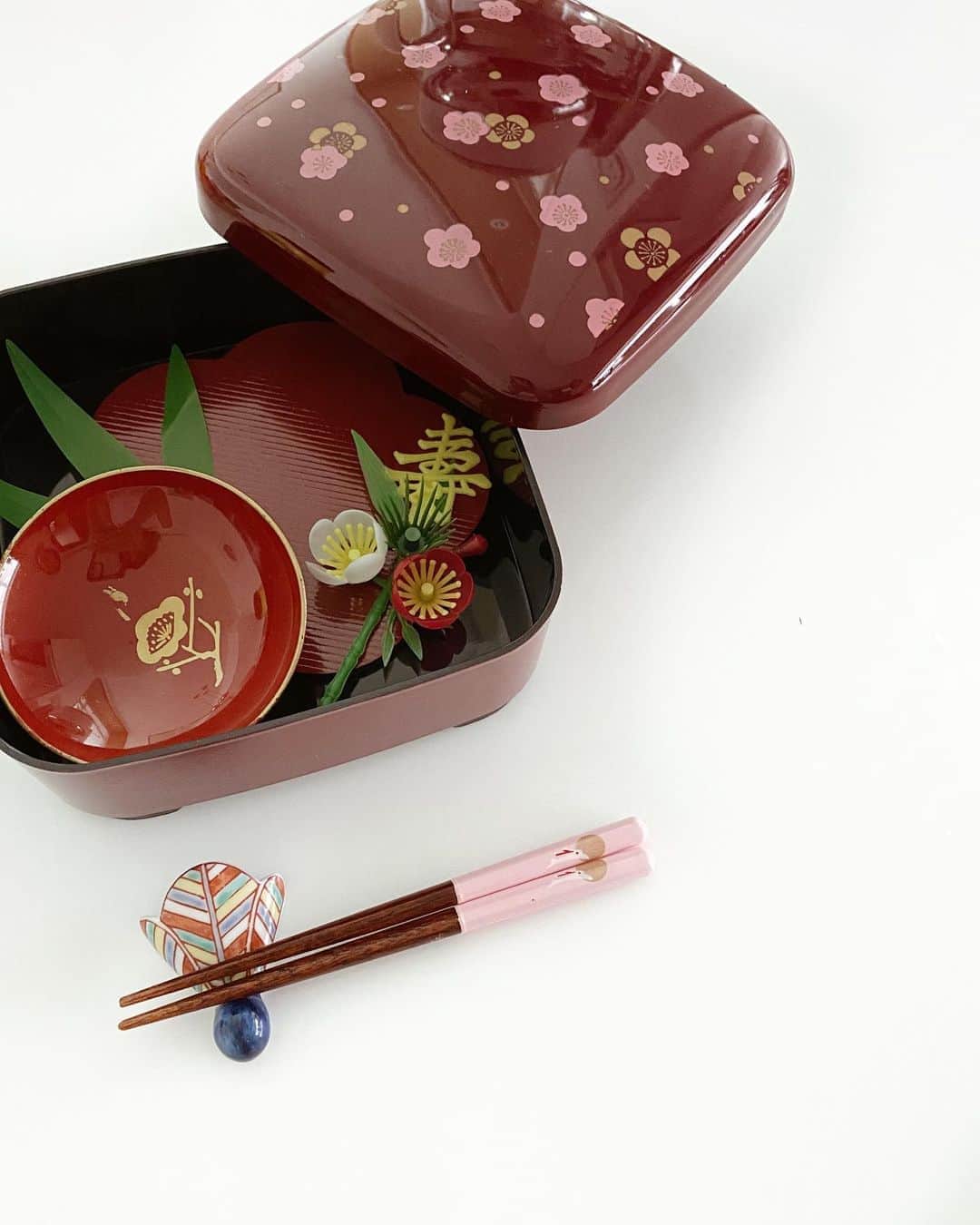 Shokoのインスタグラム：「＊Lifestyle＊ 新年明けましておめでとうございます。Happy New Year! ・ Since this is the first New Year for my baby, I made a mini ‘Osechi’ (お節), a baby food version of the Japanese New Year dish. I’m so glad she enjoyed her first Osechi. ・ Now that I have a daughter, I hope to keep the culture and family traditions we have, including the old kimonos and items that’s passed down, three generations from my grandmother. ・ ベビちゃんの初めてのお正月ということで、プチお節、離乳食バージョンを作ってみました。今年は初節句などあるので一つ一つ、大切に過ごしたいとおもいます。#離乳食 #おせち #babyfood #japanesebabyfood」