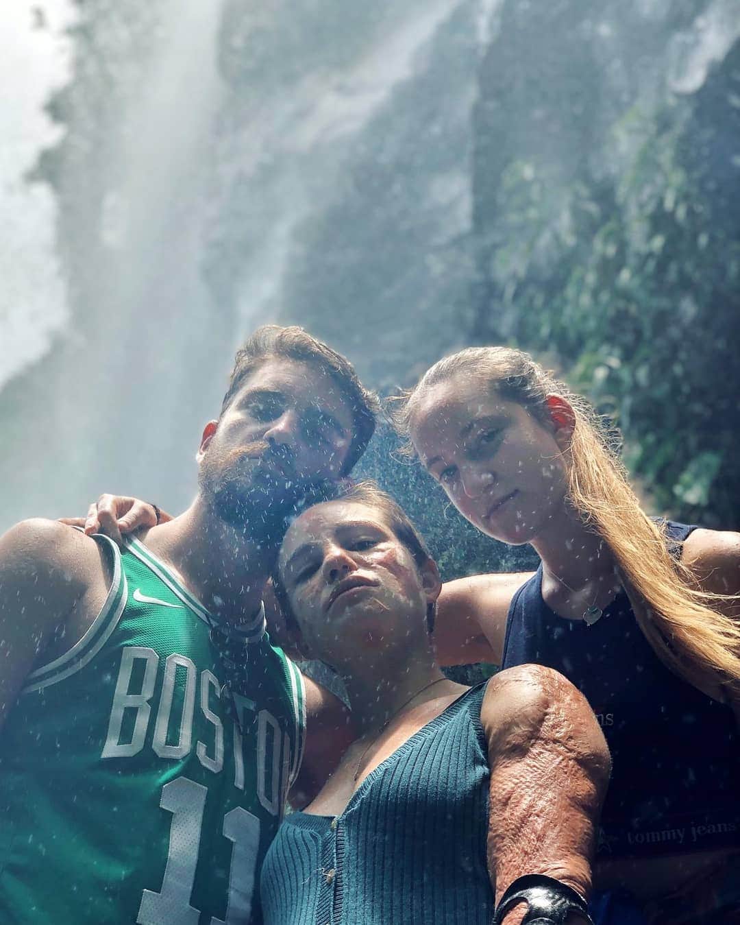 ベアトリーチェ・ヴィオのインスタグラム：「Sappiamo esattamente cosa vogliamo, ora basta lavorare duro e andare a prenderselo 🦾🎉 la gang è pronta... che questo 2020 abbia inizio 😍🤯 • • • #Buon2020 #2020 #BuonAnnoNuovo #Brotherhood #Costagrammer #Costamediterranea @costacruisesofficial」
