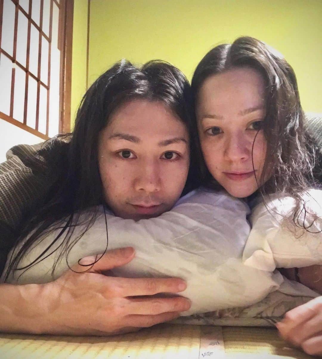 小林尊のインスタグラム：「Happy New Year🎊 2020 for new beginnings~ hope everyone is relaxing & drinking hot sake. ハッピーニューイヤー 新しい始まりのための2020 みんなリラックスして、ホットな日本酒🍶楽しんでますように😘  #Nagano #長野」