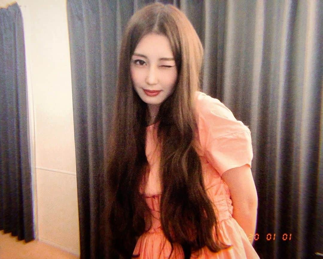 八尋莉那のインスタグラム：「新年明けましておめでとうございます🎍🎉 皆さまのご健康とご多幸を心より願っております。  個人的にはひと月後に29歳を迎えるというカウントダウンが始まりました🤫 すたーと！ちっちっちっ。。🕰 ・ #新年#謹賀新年#2020#明けましておめでとうございます#Newyear#年越し#MSGM #follow#followme#instagood#instagram#可爱的 #japanese#japanesegirl」