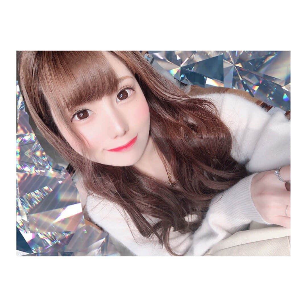 鈴木みのりのインスタグラム：「あけましておめでとうございます✨ 今年もよろしくお願いします🥺💓 * 今年は頑張ってO脚を治します🙇🏻‍♀️ * 服は去年サンタさんから貰ったもの🎁手持ちのコートとの組み合わせも可愛かったのでこれで初詣行ってきた✨ * #あけましておめでとうございます #あけおめ #ことよろ #初 #自撮り  #snidel  #コーデ #初詣  #ユーライク  #抱負」