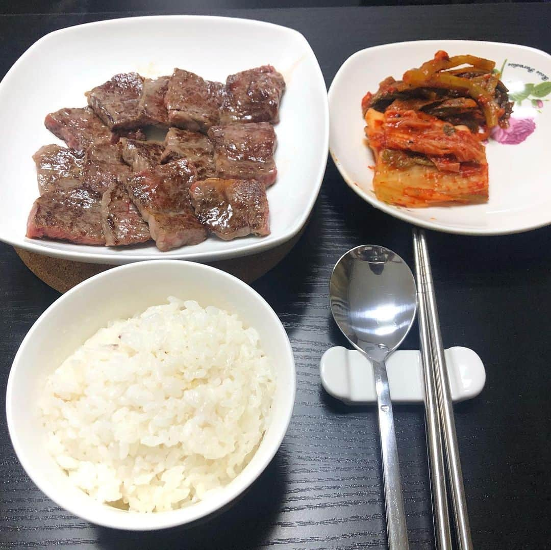 キム・ジョンモさんのインスタグラム写真 - (キム・ジョンモInstagram)「2020년 첫 저녁식사🏠🍚🐂」1月1日 23時36分 - pureandsexy