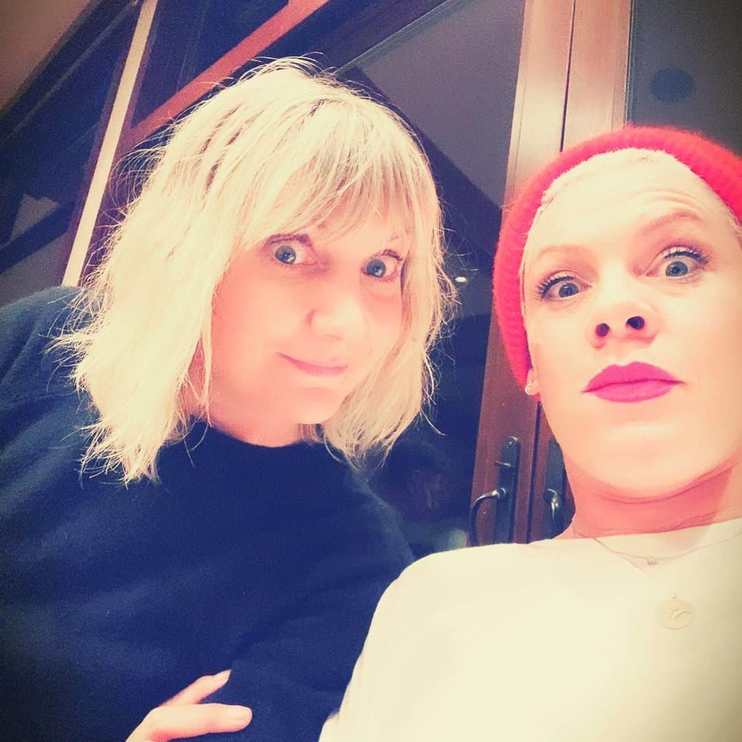 P!nk（ピンク）さんのインスタグラム写真 - (P!nk（ピンク）Instagram)「Happy fucking New Years from the realest bitches @kerrikenneysilver #happyhooker #its2020」1月1日 14時40分 - pink