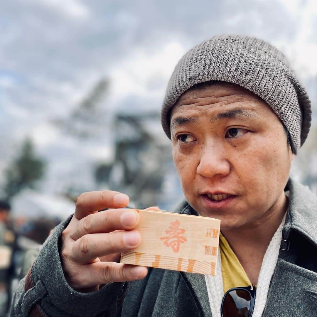 鴨志田由貴のインスタグラム：「明けましておめでとうございます。 今年は人にお金を貸さないと誓いました。 あとお酒の神様松尾大社で親戚と200円/杯で日本酒飲みまくってます！」
