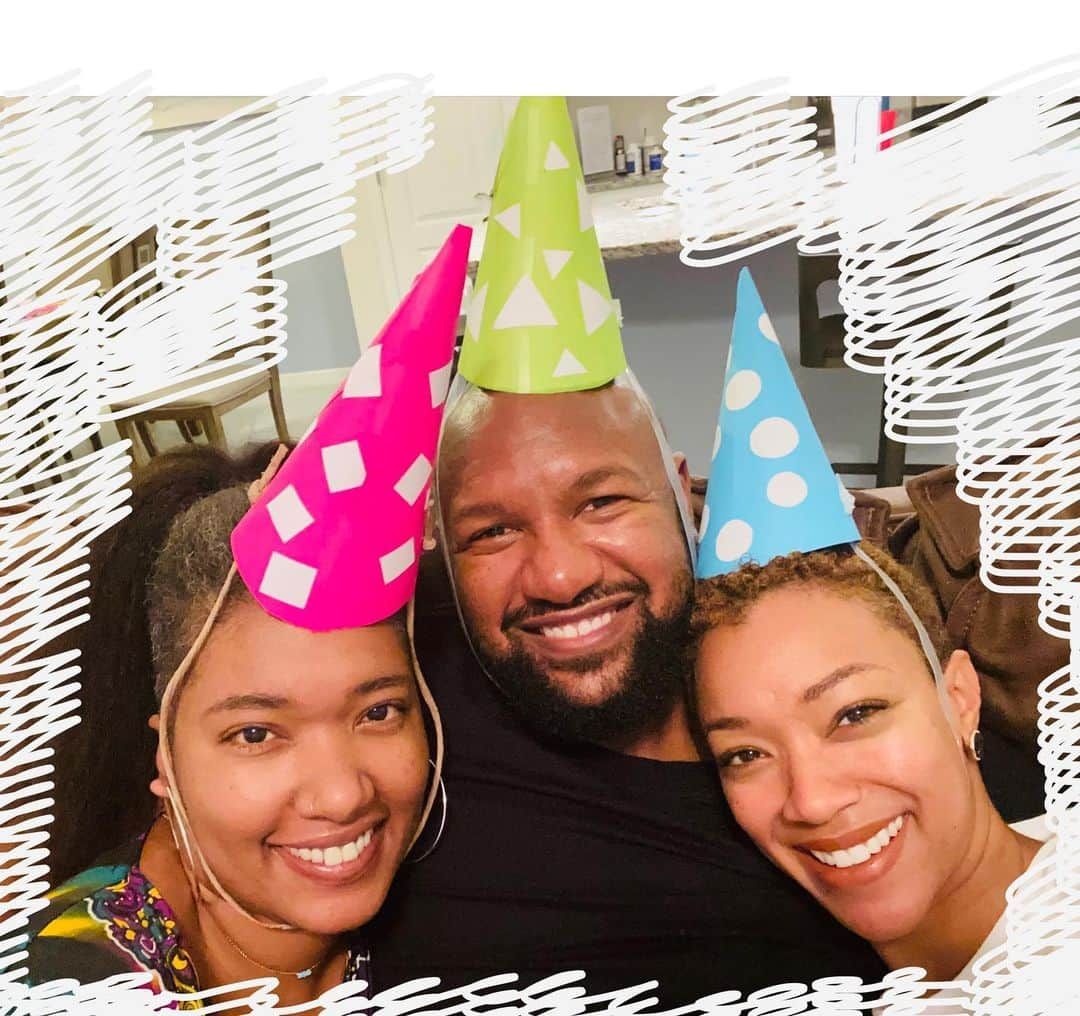 ソネクア・マーティン＝グリーンさんのインスタグラム写真 - (ソネクア・マーティン＝グリーンInstagram)「Bringing it in with some homemade party hats, thank you very much. 😆🥰 Happy New Year everybody!!! So much love to all of you!!!」1月1日 14時46分 - therealsonequa