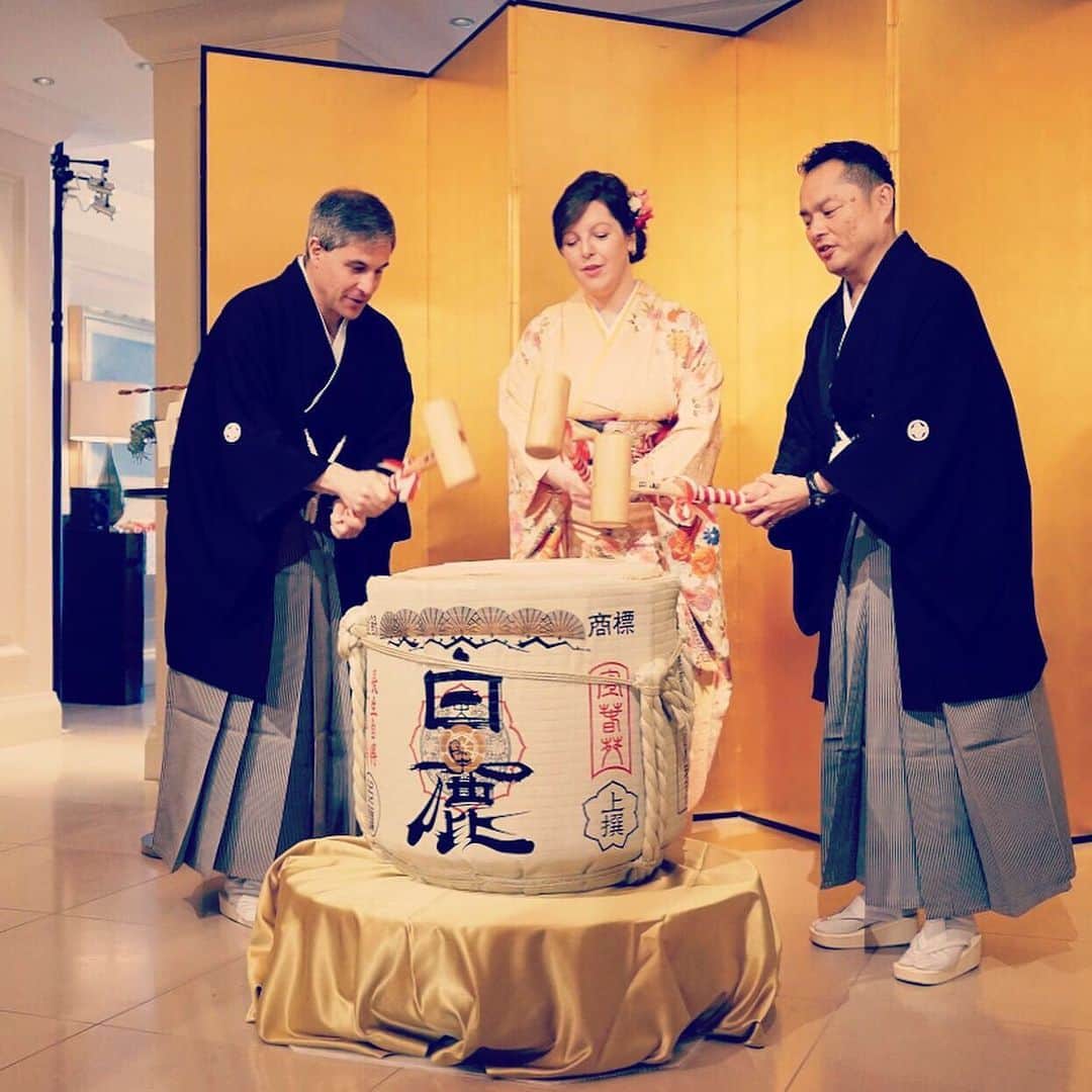The St. Regis Osakaさんのインスタグラム写真 - (The St. Regis OsakaInstagram)「. 「鏡開き」は、神仏に感謝し 無病息災などを祈る日本の伝統儀式です。 ㅤㅤㅤㅤㅤㅤㅤㅤㅤㅤㅤㅤㅤ 「鏡」に見立てた丸い酒樽のふたを割り 新年の幸運と健康を願って みんなでお酒をいただきます。  ㅤㅤㅤㅤㅤㅤㅤㅤㅤㅤㅤㅤㅤ 2020年が皆様にとって 幸多き素晴らしい1年となりますように。  ㅤㅤㅤㅤㅤㅤㅤㅤㅤㅤㅤㅤㅤ セントレジスホテル大阪 スタッフ一同 ㅤㅤㅤㅤㅤㅤㅤㅤㅤㅤㅤㅤㅤ ㅤㅤㅤㅤㅤㅤㅤㅤㅤㅤㅤㅤㅤ Happy New Year! ㅤㅤㅤㅤㅤㅤㅤㅤㅤㅤㅤㅤㅤ In Japan "kagami biraki" (opening the mirror) is a sake barrel ceremony to offer gratitude to God.ㅤㅤㅤㅤㅤㅤㅤㅤㅤㅤㅤㅤㅤ After breaking the barrel you take a drink of the Taru sake which symbolizes being blessed with good fortune and health for the new year.  Wishing you a wonderful year of 2020!  ㅤㅤㅤㅤㅤㅤㅤㅤㅤㅤㅤㅤㅤ -All the staff @The St. Regis Osaka  #StRegis #LiveExquisite #MarriottBonvoy #stregisosaka #osaka #travelgram #travelphotography #luxuryhotel #visitjapan #japantravel #osakahotel #newyear #sake  #セントレジス #セントレジス大阪 #セントレジスホテル大阪 #大阪 #ラグジュアリーホテル #ビスポーク #大阪ホテル #正月 #鏡開き」1月1日 14時57分 - stregisosaka