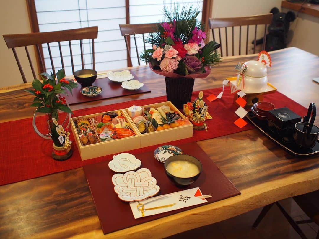 藤本恵理子のインスタグラム：「Hello 2020🎍 今年もよろしくお願いします🌅 #happynewyear #japanesefood #osechi #cooking #tablecoordinate #2020 #japan #おせち #おせち料理 #テーブルコーディネート　#正月 #お正月 #元旦 #あけましておめでとうございます」