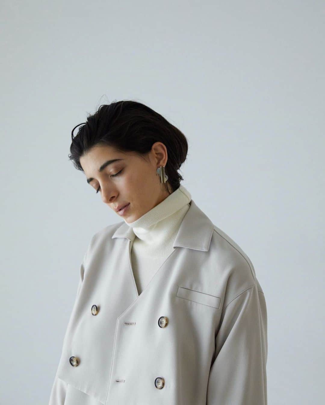 のインスタグラム：「RIM.ARK 2020 PRE SPRING COLLECTION﻿ ____ ﻿ ㅤㅤㅤㅤㅤㅤㅤㅤㅤㅤㅤㅤㅤ 1.8 wed - shop / new online store order start (am10:00-) ﻿ ____ ﻿ ㅤㅤㅤㅤㅤㅤㅤㅤㅤㅤㅤㅤㅤ Mannish W-JK ¥24,000+tax﻿ ㅤㅤㅤㅤㅤㅤㅤㅤㅤㅤㅤㅤㅤ ふくらみのあるウールのようなルックスを持ちながら、高密度でピリング・シワ共になりにくく機能性の高いウールライクなMannish W-JK。変形トレンチのようなディテールのジャケットは上前身頃のみが二重になっていて、ボタンの開閉によってスタイリングに絶妙なニュアンス感をプラスしてくれるアイテムです。 ㅤㅤㅤㅤㅤㅤㅤㅤㅤㅤㅤㅤㅤ RIM.ARK各店、RIM.ARK ONLINE STORE、SHEL'TTER WEB STOREにて、1/8(水)から発売予定。 ㅤㅤㅤㅤㅤㅤㅤㅤㅤㅤㅤㅤㅤ WEB STOREにて入荷リクエスト受付中。 ____﻿ ﻿ㅤㅤㅤㅤㅤㅤㅤㅤㅤㅤㅤㅤㅤ #RIMARK#リムアーク﻿ #2020PRESPRINGRIMARK #RIMARK_MannishWJK」