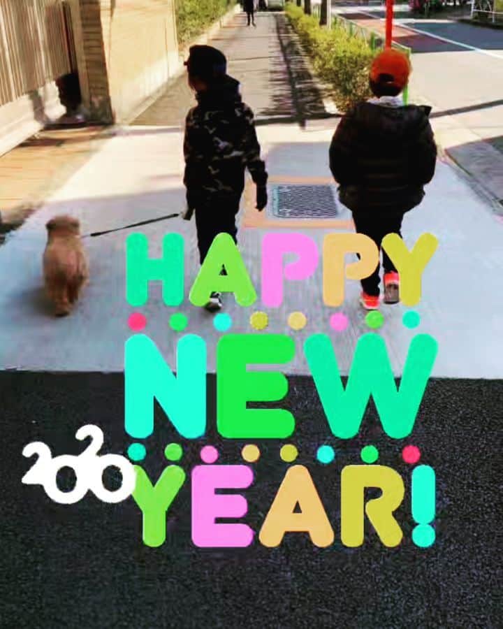 真山景子のインスタグラム：「明けましておめでとうございます😊✨🎍 今年もみんな健康でありますように🙏 ぷーちゃんもまだまだ元気👍👍👍🥰」