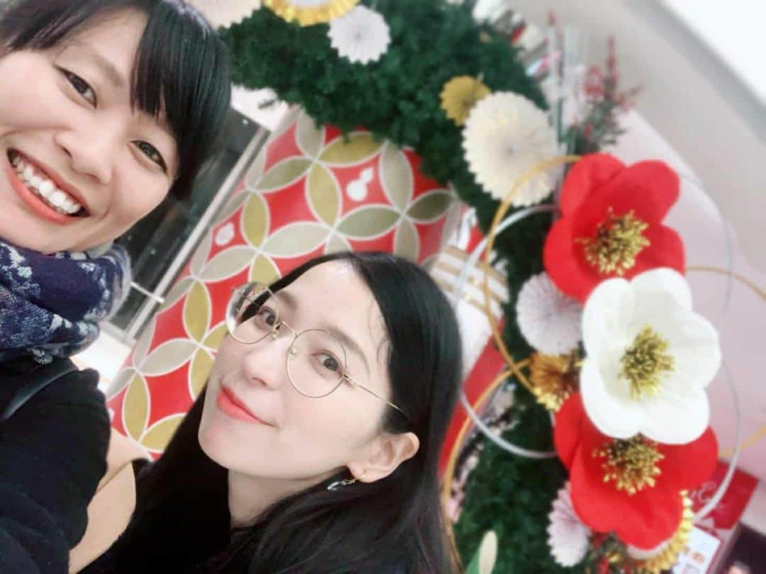 鶴あいかさんのインスタグラム写真 - (鶴あいかInstagram)「🎍謹賀新年🎍2020年明けましておめでとうございます！  いつも“ 真面目過ぎ”と言われる私。(真面目の何が悪いの？)と悶々としてましたが、そういう気持ちも今年は削ぎ落として余裕のある大人になりたいなと思います。  抱負や目標に向かうのも大事だけど「笑う門には福来る」で今年はその場の一瞬一瞬を楽しんでみたいです。  格好付けて写真撮ったくせに前髪ヨレヨレでした💦みんなどうやったらお洒落に写真撮ってるのぉ～💦 地元の親友と♪ 人を和ませて、楽しませる彼女に憧れる✨  #2020年 #謹賀新年 #明けましておめでとう #鶴あいか #happynewyear」1月1日 15時03分 - tsuru_aika