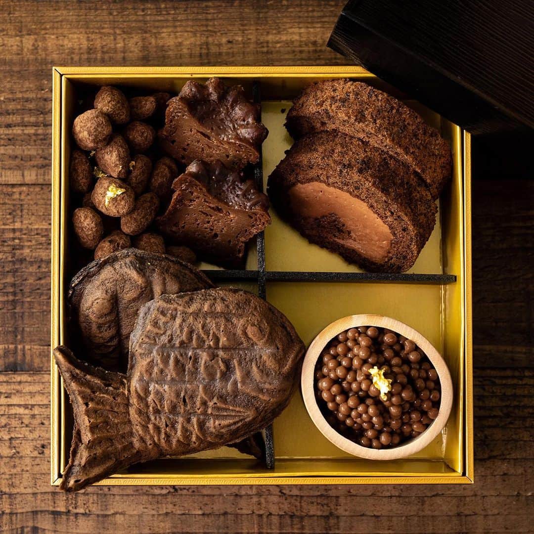 チョコレートカカオさんのインスタグラム写真 - (チョコレートカカオInstagram)「カカオめまして！ 今年もよろしくお願いします！∴∵ゞ(´ω`*)♪ YouTube "Chocolate Cacao" カカオ家の正月料理 おせちショコラ Chocolates Osechi  YouTube動画 https://youtu.be/Cj_oJBsHgfw  #Youtube #youtuber #お菓子 #ASMR #foodie #chocolate #foodpics #instafood #dessertporn #chocolat #cocoa #foodporn #レシピ #スイーツ #yummy #recipe #手作りお菓子 #howtomake #おせち #おせち料理 #御節 #ロールケーキ #カヌレ #アマンドショコラ #gold #たい焼き #いくら #swissroll #canele #cake」1月1日 15時10分 - chocolate_cacao_seijin