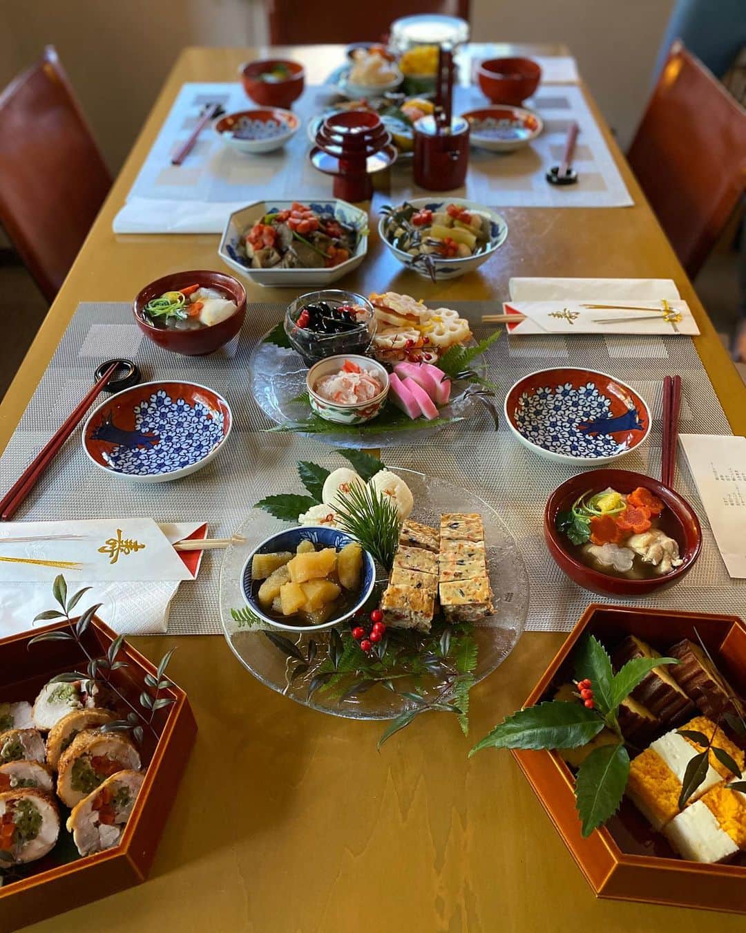 福田淳子さんのインスタグラム写真 - (福田淳子Instagram)「大晦日に「おせちセット」のデリバリー。1日早い、フライングの「明けましておめでとう」を。おせちはもちろん料理という意味合いの価値もあるけれど、みんなで一緒にいただく、空間とか時間とかそういう大事な役割もあるなと思います。最近は大事な人と新年のお祝いをできるのはとても幸せなことだととても感じます。  大好きな場所でお茶を。いろいろことが終わってホッとしたのも相まってとてもよい時間でした。不意打ちのプレゼントは私の大好きな色の一輪挿し。さっそく、白いお花を買って帰りました。  夜はお蕎麦食べて、デザート食べて、紅白をのんびりと。今日は終始和やかな気持ちで、なんともピースフルなよい1年の終わりでした。  #おせち料理  #フライングおせち #fortnumandmason  #conenumber9  #紅白は途中で寝落ち」1月1日 15時11分 - junjunfukuda