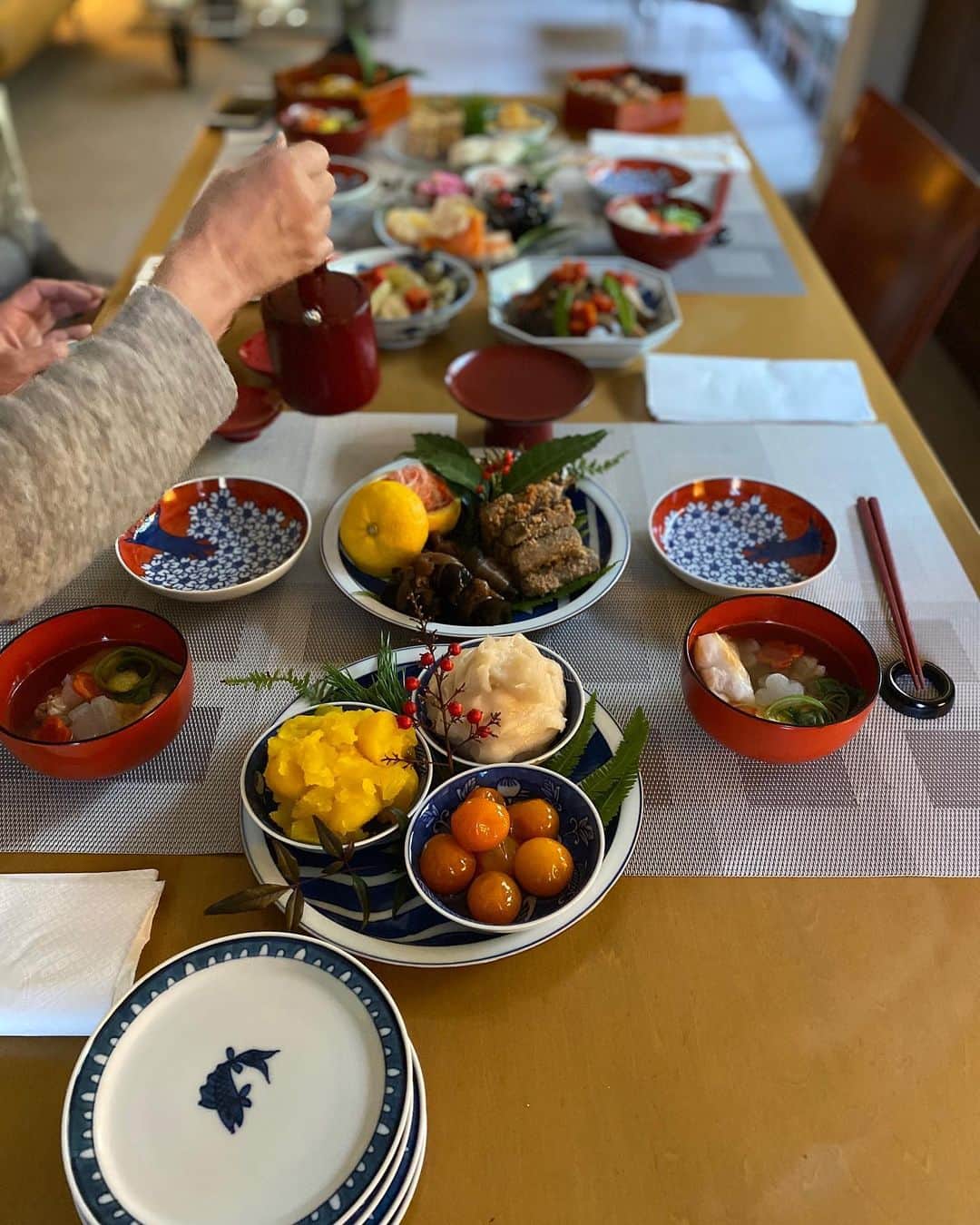 福田淳子さんのインスタグラム写真 - (福田淳子Instagram)「大晦日に「おせちセット」のデリバリー。1日早い、フライングの「明けましておめでとう」を。おせちはもちろん料理という意味合いの価値もあるけれど、みんなで一緒にいただく、空間とか時間とかそういう大事な役割もあるなと思います。最近は大事な人と新年のお祝いをできるのはとても幸せなことだととても感じます。  大好きな場所でお茶を。いろいろことが終わってホッとしたのも相まってとてもよい時間でした。不意打ちのプレゼントは私の大好きな色の一輪挿し。さっそく、白いお花を買って帰りました。  夜はお蕎麦食べて、デザート食べて、紅白をのんびりと。今日は終始和やかな気持ちで、なんともピースフルなよい1年の終わりでした。  #おせち料理  #フライングおせち #fortnumandmason  #conenumber9  #紅白は途中で寝落ち」1月1日 15時11分 - junjunfukuda