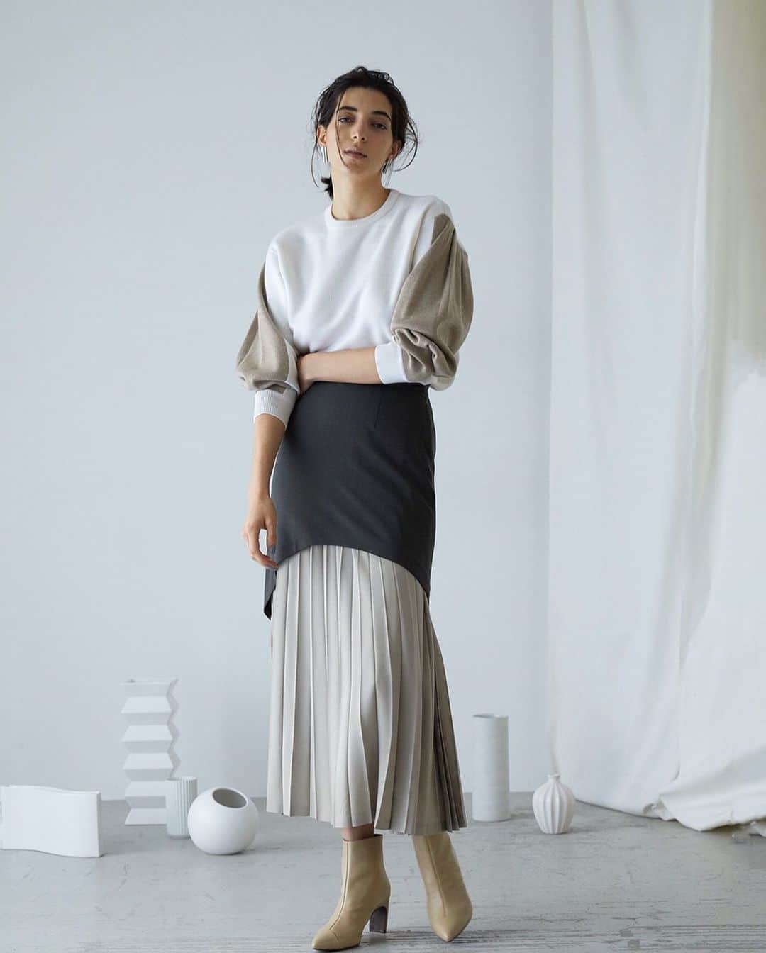 のインスタグラム：「RIM.ARK 2020 PRE SPRING COLLECTION﻿ ____ ﻿ ㅤㅤㅤㅤㅤㅤㅤㅤㅤㅤㅤㅤㅤ 1.8 wed - shop / new online store order start (am10:00-) ﻿ ____ ﻿ ㅤㅤㅤㅤㅤㅤㅤㅤㅤㅤㅤㅤㅤ Bi-color sleeve knit tops ¥16,000+tax﻿ ㅤㅤㅤㅤㅤㅤㅤㅤㅤㅤㅤㅤㅤ ダブルフェイスならではのふっくらとした風合いで、軽く着心地の良さも魅力的なBi-color sleeve knit tops。シンプルながら、程良いボリュームのあるゆったりとしたボディが抜け感たっぷりの一枚。サイドからのシルエットに拘り、袖全体にボリュームを持たせ、配色と編みで自然な丸みのあるフォルムに仕上げました。タックイン・アウトどちらの着こなしもバランス良く着用頂けるアイテムです。 ㅤㅤㅤㅤㅤㅤㅤㅤㅤㅤㅤㅤㅤ Half pleats long SK ¥21,000+tax﻿ ㅤㅤㅤㅤㅤㅤㅤㅤㅤㅤㅤㅤㅤ 上品な糸の光沢感としなやかな質感を持ち合わせた柔らかな風合いのツイルスカートとマットな表面感とソフトな肌触りのプリーツスカートをドッキングさせたデザインスカート。ウエスト周りはタイトに仕上げ、裾に向かって広がるプリーツを美しくみせたシルエットは、シックかつモードな雰囲気でシンプルなニットやシャツを合わせるだけでスタイリングが決まります。 ㅤㅤㅤㅤㅤㅤㅤㅤㅤㅤㅤㅤㅤ RIM.ARK各店、RIM.ARK ONLINE STORE、SHEL'TTER WEB STOREにて、1/8(水)から発売予定。 ㅤㅤㅤㅤㅤㅤㅤㅤㅤㅤㅤㅤㅤ WEB STOREにて入荷リクエスト受付中。 ____﻿ ﻿ㅤㅤㅤㅤㅤㅤㅤㅤㅤㅤㅤㅤㅤ #RIMARK#リムアーク﻿ #2020PRESPRINGRIMARK #RIMARK_Bicolorsleeveknit tops #RIMARK_HalfpleatslongSK」