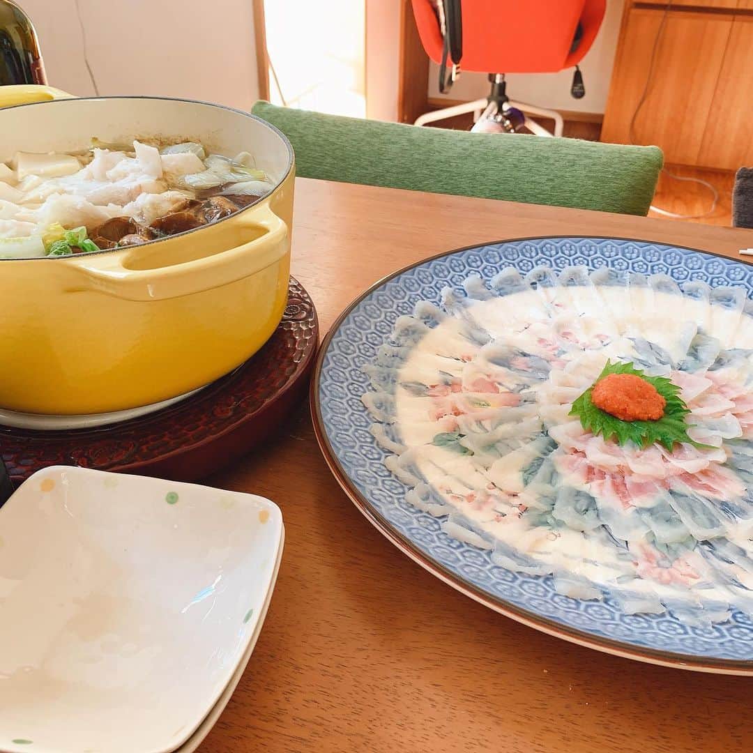 幸田もも子のインスタグラム：「大好きな割烹屋さんとお寿司屋さんからクエ鍋とフグ取り寄せていただいてます😋🍲🐡💓お正月は好きなものを好きなだけ食べまくる☹️幸せや〜🥳」
