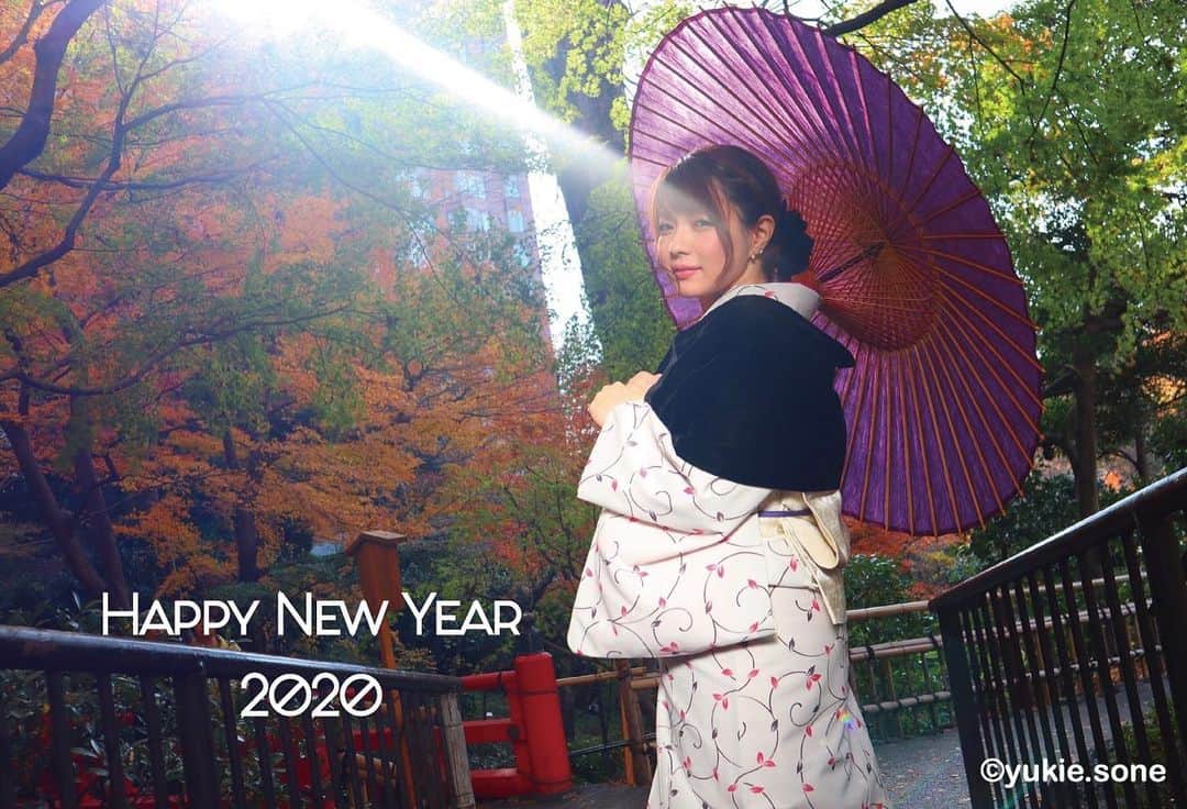 曽根由希江さんのインスタグラム写真 - (曽根由希江Instagram)「‪新年明けましておめでとうございます！‬ ‪本年もどうぞよろしくお願い致します。‬ ........ 去年は全くInstagram更新しなかったのでw 今年はしてみようかなぁ。。(たぶん) ........ ‪2020年は個人的にも節目の年！ 悔いのないよう日々を生きていけますように。 皆様にとって素晴らしい年でありますように。 心穏やかに笑顔溢れる1年でありますように♡‬ ......... ‪お互い今年も頑張りましょうね(*ˊ˘ˋ*)‬ ‪Hello 2020🎍🌅‬ #newyear #happynewyear #kimono #タグめんどい #litbythesun」1月1日 15時16分 - yukiesone427
