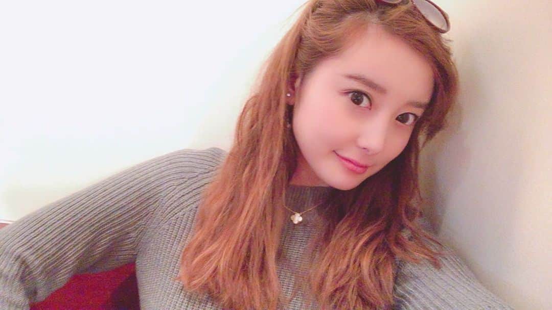 のインスタグラム：「昨年のうちに髪を切って パーマかけてみた✃  #hairchange #happynewyear #2020 #newhair #newhairstyle  #元旦 #みんな何してる #髪切りました #新しいヘア #パーマスタイル #あまりかからなかった #元旦やることない」