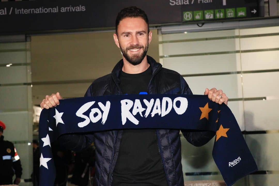 ミゲル・ラジュンのインスタグラム：「Un 2019 que comenzó con el cierre de una etapa que siempre luche y trabaje por obtener. El inicio de una nueva aventura que no me imaginaria sería si quiera cercana a lo que hemos vivido.  Tuve la fortuna de comenzar proyectos fuera del fútbol que me emocionan e ilusionan para preparar mi futuro y el de mi familia.  A mediados del año sin duda la noticia más fuerte que he recibido, pero en el mismo ombligo de año, recibí lo mejor que podía haber pasado.  Cerramos con un momento muy esperado por cada uno de nosotros como familia, a nivel personal sin duda una gran satisfacción.  Así que en resumen un año que me dio un aprendizaje mucho más profundo que otros, y que me ha enseñado a valorar mucho más las cosas.  GRACIAS 2019...2020 te espero con ganas de conocerte. ⭐️🙏🏻🙌🏻」