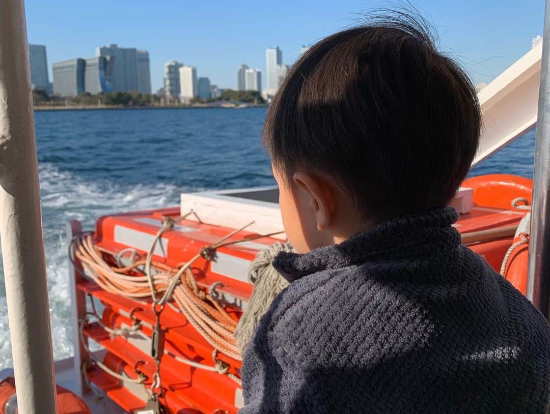 オザ兵長【公式】 さんのインスタグラム写真 - (オザ兵長【公式】 Instagram)「元旦はお詣りの後に、子どもが父と二人で出掛けるのを希望したので、二人で横浜にデートしに行った☆ すっかりパパっ子な息子。 可愛くてたまらない。  #育児 #子育て #3歳2ヶ月 #ランドマークタワー #シーバス #横浜」1月1日 15時27分 - ozaheicho