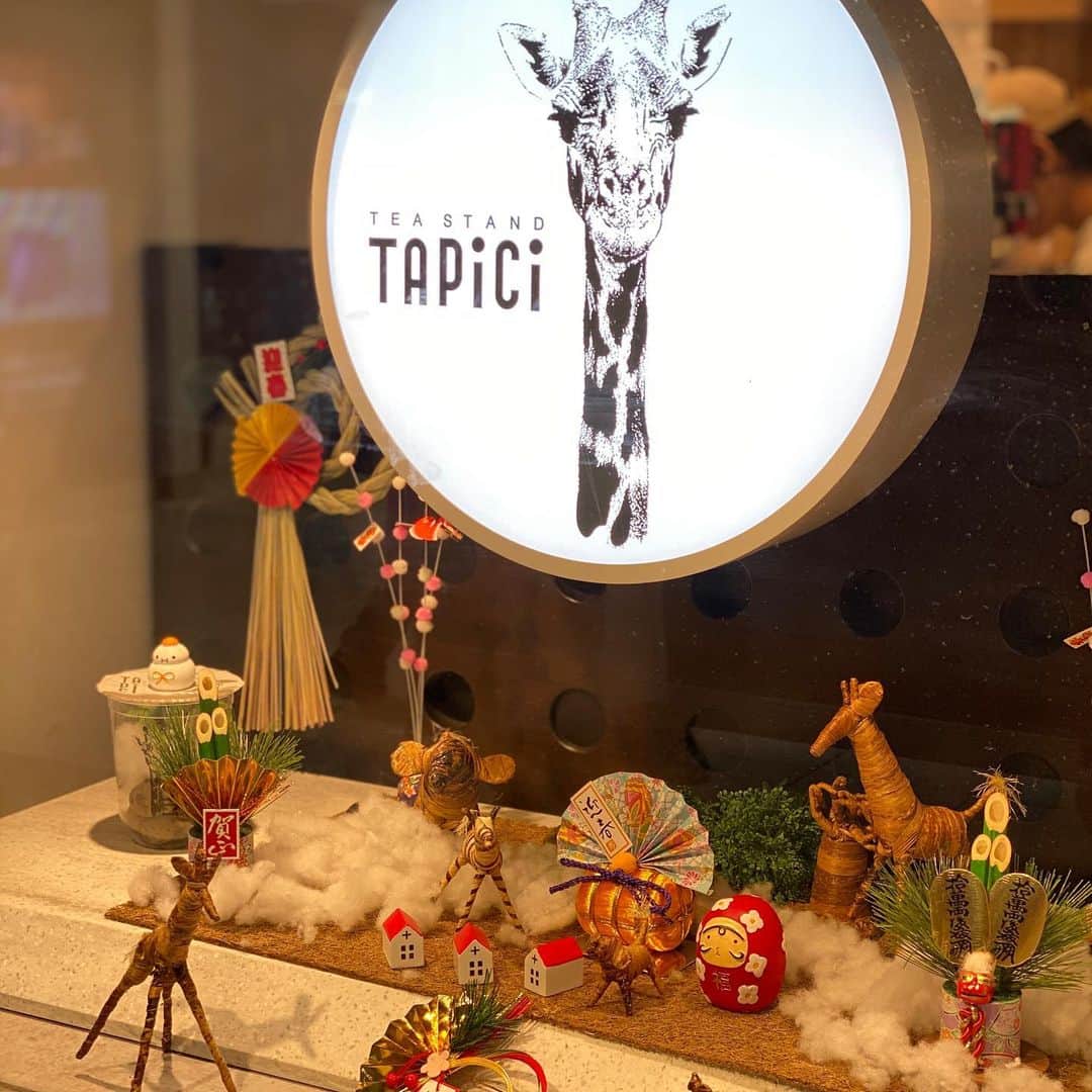 恵美さんのインスタグラム写真 - (恵美Instagram)「🎍新年明けましておめでとうございます🎍🌅⛩ . 今年もどうぞよろしくお願いいたします🎌✨ . 12/8にオープンしたばかりのTAPiCi（タピチ）エキア池袋店 @tapici_teastand に行ってきました . 「タピチ」は、焼きたてチーズタルト専門店「#パブロ(PABLO)」による新業態で 自家製チーズミルクフォームをたっぷりとのせたティーに、台湾産のモチモチタピオカを贅沢にブレンドした#タピオカチーズティー のお店です🧀 . 私は沖縄県産黒糖と北海道産牛乳、チーズミルクフォームをミックスした「タピチ‐黒糖ミルク」をオーダー❤️ . 2枚目の動画に載せているテイクアウト用の袋も工夫されていて面白かったです😉 . この日着ているお洋服は @chou_officialsite のロングニットワンピです🌹 . #tapici #タピチ #池袋タピオカ #池袋チーズティー #池袋デザート #タピオカ巡り #pr #コラボベース #model #モデル #japanesemodel #恵美 #ビジョビ @b_b_j.j」1月1日 15時34分 - emi_florence819
