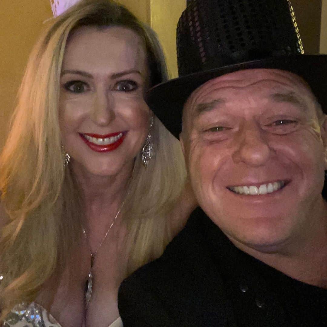 ディーン・ノリスのインスタグラム：「Happy New Year!! Best to all. Peace and happiness in the New Year.」