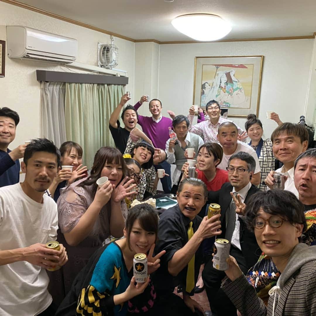 安尾信乃助のインスタグラム：「明けましておめでとうございます！ 本年もよろしくお願いいたします！  大晦日は祇園花月で「月刊コント」に出させていただき、カウントダウンをするのかと思ったらカウントする事もなく新喜劇のセットを組み立てる様子を見ながら新年を迎えると言う斬新な新年を迎えさせてもらいました。ありがたい。  そして、元旦の今日はホテルオータニで新喜劇。 内場座長です。  #元旦#ホテルオータニ#内場勝則#よしもと新喜劇#吉本新喜劇#安尾信乃助」