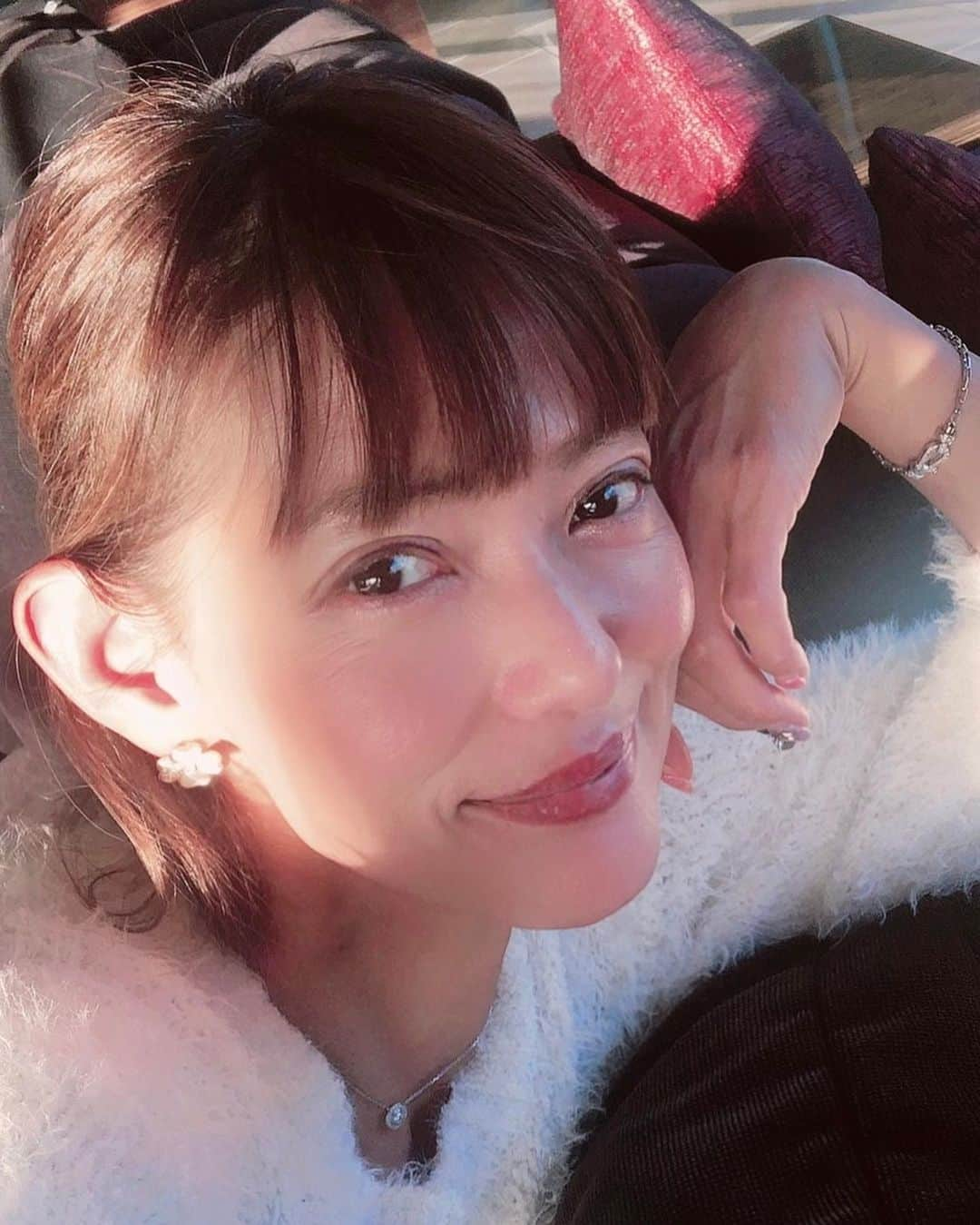 箕輪玖美さんのインスタグラム写真 - (箕輪玖美Instagram)「喪中につき、新年のご挨拶は控えさせて頂きますが…  皆様にとって、幸多き年であります様お祈り申し上げます✨  新年初日は自宅で焼芋焼いてマ〜ッタリ😊 本年も宜くお願い致します❤️ #2020年  #良い年になります様に #暖炉大好き #暖炉のある暮らし #焼芋大好き #快晴 #アラフォー #アラフィフ #美魔女 #箕輪玖美」1月1日 15時56分 - kumi.111