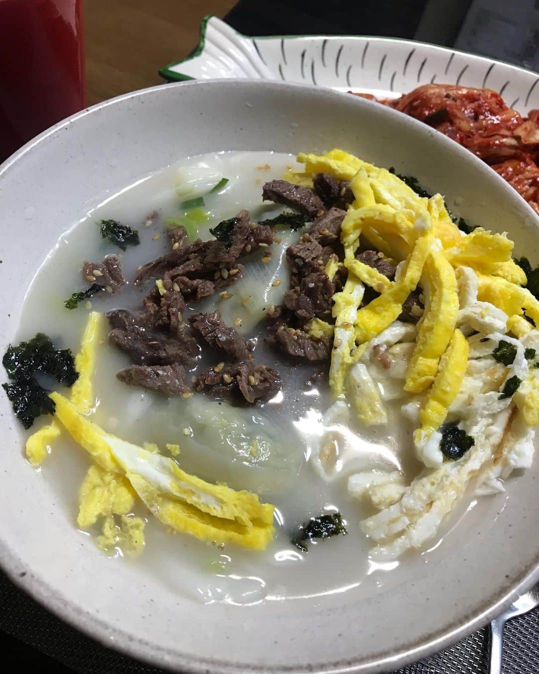 グァンス さんのインスタグラム写真 - (グァンス Instagram)「#새해 #떡국 드셨어요? 저는 엄마요리중 #떡만두국 제일 좋아해요 먹었으니.. 태웁니다.. 韓国は正月、もち鍋を食べる。俺はママの料理の中、1番、好きなのがこれ。食べたから。。走る。。#Workout #GymTime」1月1日 15時56分 - kwangsamak