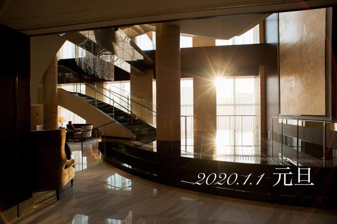 シャングリ・ラ ホテル 東京 ヘブンリーウエディングさんのインスタグラム写真 - (シャングリ・ラ ホテル 東京 ヘブンリーウエディングInstagram)「// 2020年 新年　明けましておめでとうございます。  皆様にとって幸多き1年となりますように。 今年も宜しくお願いします。  #shangrilahoteltokyo  #シャングリラホテル東京  #シャングリラ花嫁  #shangrilatokyo_heavenlywedding  ーーーーーーーーーーーーーーー #シャングリラホテル#heavenlyweddingtokyo #shangrilatokyo #ヘブンリーウエディング #ウェディング #結婚式 #ホテルウェディング #ホテル挙式 #wedding #花嫁 #ブライダル #東京 #日本中のプレ花嫁さんと繋がりたい #weddingfair #ウェディングフェア #weddingphotography #ウェディング写真 #ウェディングドレス」1月1日 16時14分 - shangrilatokyo_heavenlywedding