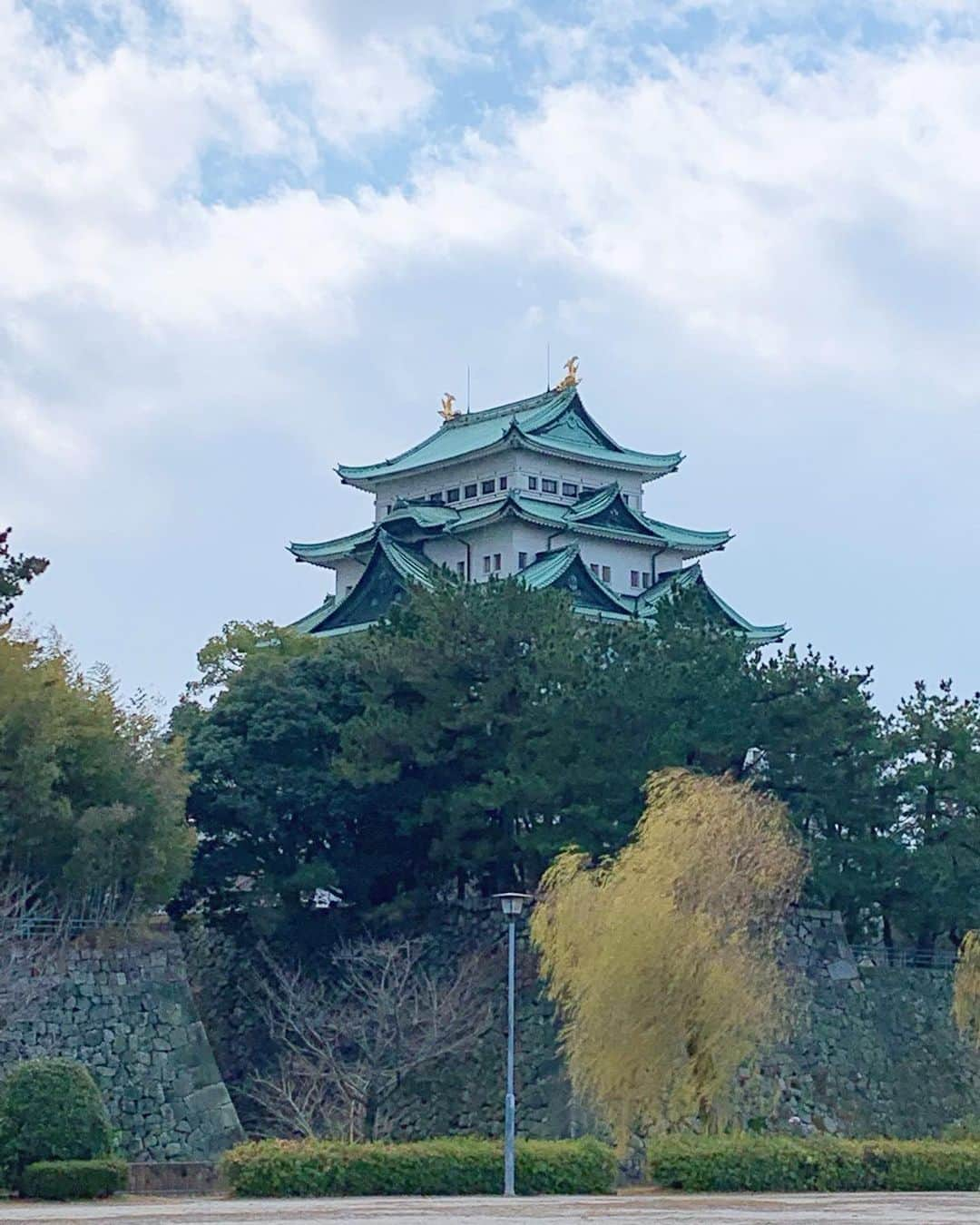 宮田綾子さんのインスタグラム写真 - (宮田綾子Instagram)「ハイヒールLOVERS Ayako⁑  この景色を見て育ったから、やっぱり落ち着く〜🏯 名古屋城はお正月休館で、地元の人しかなかなかわからない場所から、笑📸  #名古屋城 #名古屋 #nagoya #nagoyajapan #nagoyacastle #nagoyacity #城 #城巡り #お城 #お城巡り #お城好き #名古屋城本丸御殿 #名古屋城🏯 #金鯱 #金のシャチホコ #日本の風景 #japan_of_insta #japan_photo #japan_photo_now #japanphoto #お堀 #帰省 #元旦 #お正月 #あけおめ #謹賀新年 #2020 #newyear #happynewyear2020」1月1日 16時15分 - ayako__miyata