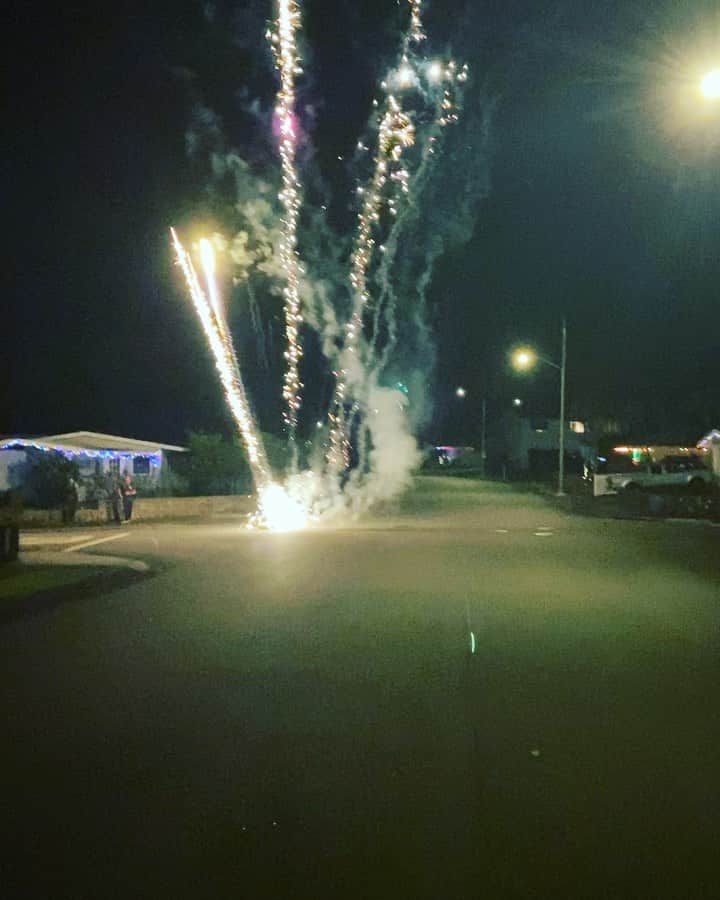 ザッキー・ヴェンジェンスのインスタグラム：「Happy New Year from Hawaii! Hope everyone had an amazing year, decade and has big plans for themselves moving forward. I know I do! #oahu #kailua #alltimelow #letsgo #2020」