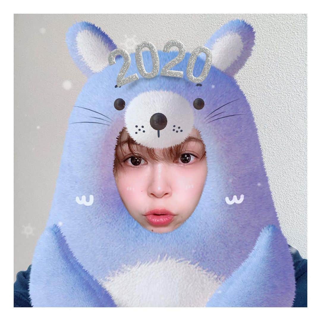 のインスタグラム：「明けましておめでとうございまうす🐭 今年もどうぞよろしくお願いしまうす🐭 これネズミなんかなー？？ トトロっぽいよね。笑  Happy New Year. I hope new year brings you lots of joy and happiness!  #明けましておめでとう  #happynewyear  #2020 #子年  #今年もよろしくお願いします」
