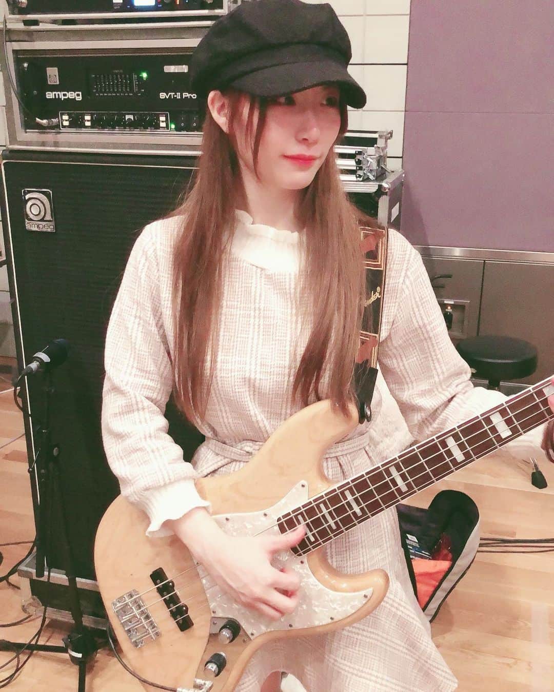 AKARIさんのインスタグラム写真 - (AKARIInstagram)「元旦もベース弾きます。 . . Twitter➡️akaringobass . . #dailylook #fashion #ootd #music #musician #bass #bassguitar #acdc  #bassist #japanesegirl #japan #follow #pink #koreanfashion #bassgram #groove #slapbass #basssolo #YouTube #youtuber #bass #ベース #ベース女子 #red #akaちゃんねる　#bassgirls #2020  #newyear」1月1日 16時24分 - akaringobass