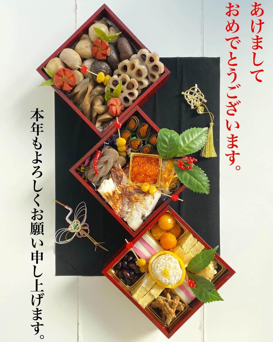 芥川舞子さんのインスタグラム写真 - (芥川舞子Instagram)「おせちでご挨拶。 レシピは、 @maiko.akutagawa_yhp でシェアします☺️ . . #楽しいおせち作り #盛り付ける時が一番楽しい♪」1月1日 16時18分 - maiko.akutagawa