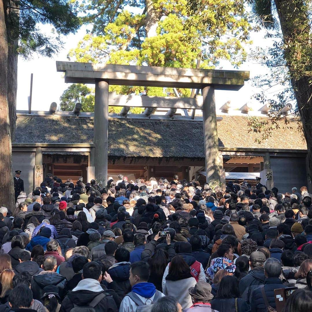 のインスタグラム：「🎍Happy New Year🎍 2020年から町田ゼルビアに移籍することになりました。自分自身新しいチャレンジが始まります！ 楽しむことを忘れず何事にも全力で頑張りたいと思います！ 皆さんにとっても素晴らしい1年になりますように🙇‍♂️ #2020 #町田ゼルビア #水本裕貴 #初詣 #伊勢神宮 #感謝」