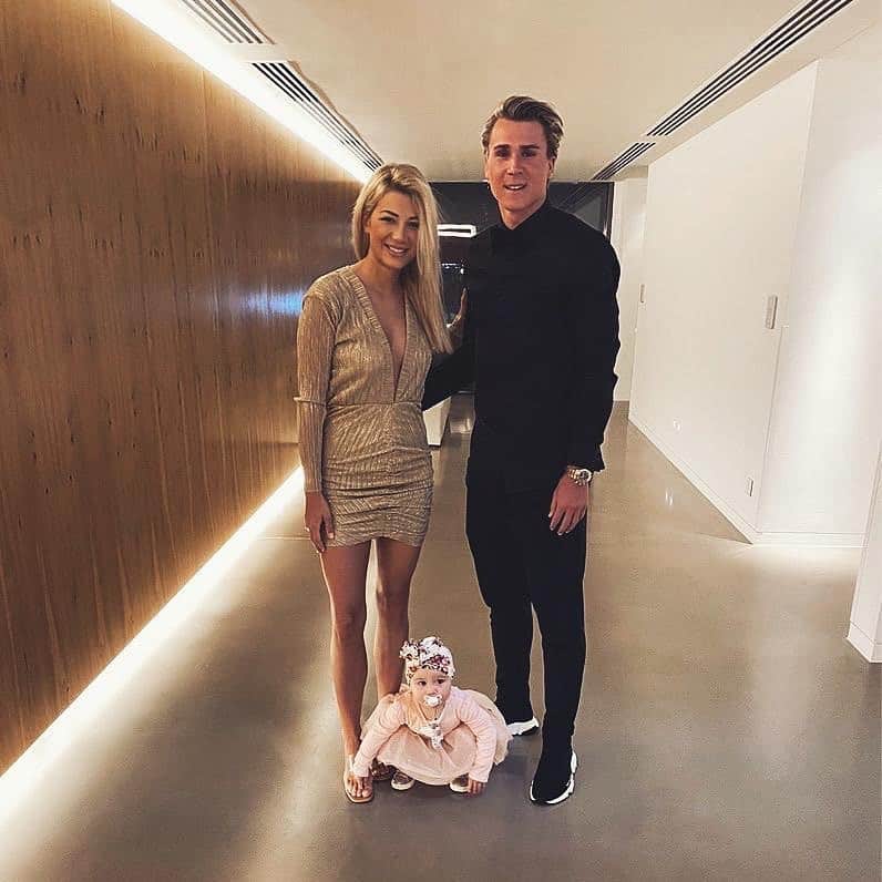 フェリックス・クラウスのインスタグラム：「Wir wünschen euch Allen ein erfolgreiches,glückliches und gesundes Jahr 2020🙏 #familyfirst」