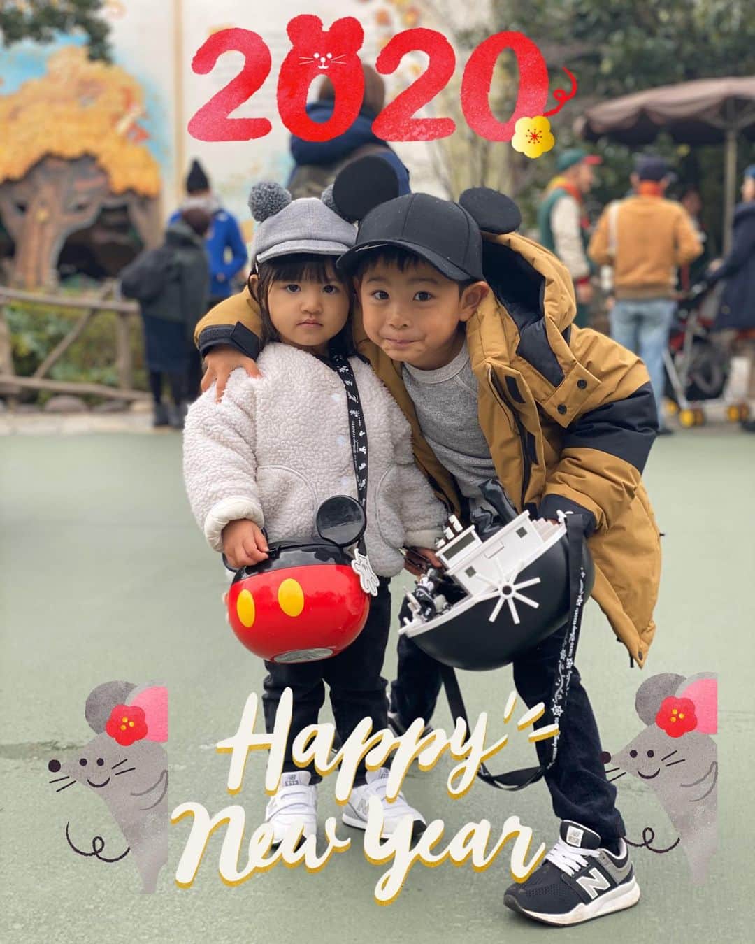黒宮ニイナのインスタグラム：「明けましておめでとうございます🎍☀️ 今年も親子共々、宜しくお願いします🙇‍♀️💓 あっという間に2020年🐭 息子は5歳、娘はもうすぐ2歳ととっても可愛くもあり大変でもあり、子どもは親の背中を見て育つという言葉があるように、母として恥じないような言動行動を心掛けて向き合いたいなと思います！！ そして、今年も自分の為にも色々挑戦しよう☺️ 皆さまにとっても幸多き1年となりますように🙏✨ この写真の2人が可愛くて微笑ましくてお気に入り🥰💓 #2020年 #お正月  #元旦 #新年 #子年 #兄妹 #3歳差兄妹 #男の子 #5歳 #女の子 #1歳11ヶ月 #2人育児 #ママ #ママライフ」