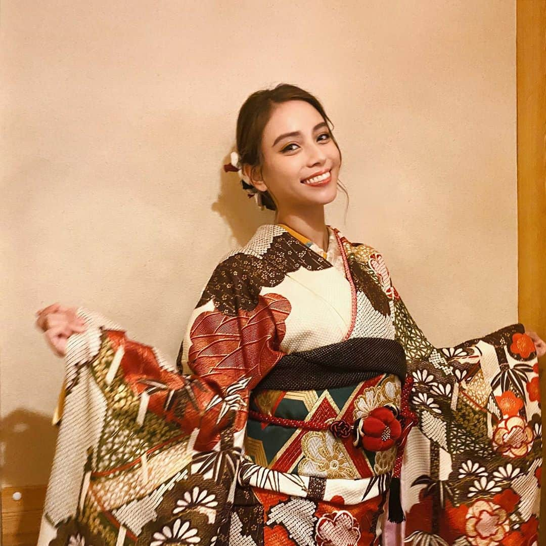 滝沢カレンさんのインスタグラム写真 - (滝沢カレンInstagram)「日本に生まれたので言いたいです💕  皆さま、明けましておめでとうございます✨  皆さまも明けましたよね？  きっとせーのせーでジャンプしたのは、私たち全員だと思います☘️ さっそく朝からの脱力タイムズにて、私を見た人は見ましたよね。  居間の住人さんたち2020年、本年もよろしくお願い致します🥰 また私はいつだってここにいますから、来てください。  それぞれの2020年を描き、また本を最後まで読んで閉じるようなそんなスッキリした一年になりましょう。  そして忘れた頃な皆様に言っておきます。 本日23:25〜は「NOと言わないカレン食堂」ついに開店いたします❣️ 夢と旨味と人が詰まった映像が約1時間流れます。  このレストランはほんとにほのぼの食べたいものだけ言ってくれたら帰れます。  そんな私がしたかった時間が、ま、まさか元日に開店できるなんてさっそく2020年に頭を下げなきゃなりやせん🥺  皆さまにも来てほしいです🥰  是非見て作って、時には失敗して、時には自慢して、ご飯や具材に向き合って見てください、案外向こうから話しかけてくるもんです😊  私の今日が始まります。  さよなら✨  #NOと言わないカレン食堂 #食材主役ののれんがいま開く #ひとりでも来てほしい見てほしい #食べたものは嘘をつかないそして裏切らない #しっかり痩せるときは痩せるだが #太るときは太る #それでいい #身体にも素直でいてほしいじゃないか #またそうして自分を知るのさ」1月1日 16時29分 - takizawakarenofficial