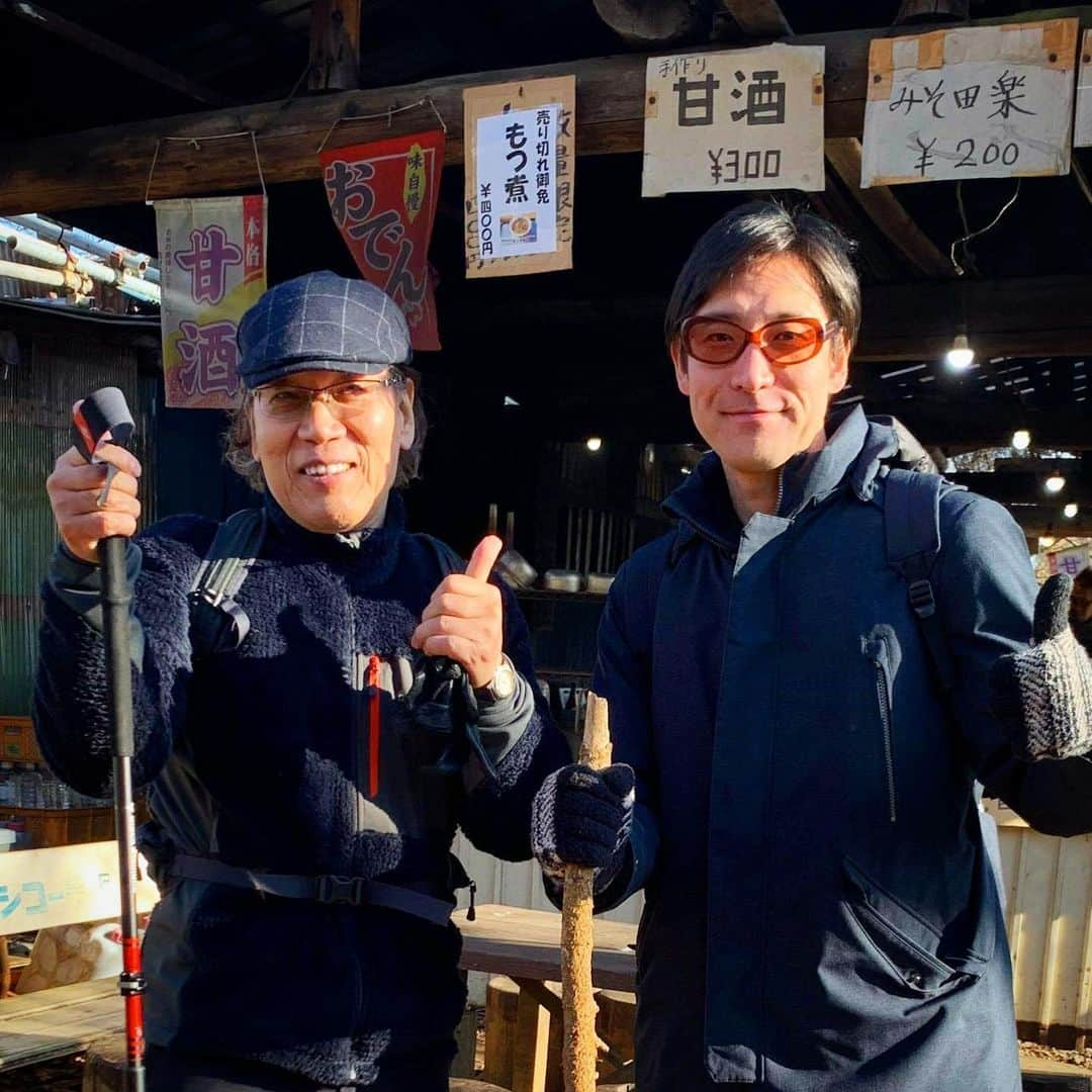 小宮山雄飛さんのインスタグラム写真 - (小宮山雄飛Instagram)「明けましておめでとうございます。 今年も元旦は吉田類さんと高尾山で呑み初め。ホフディランは１月からツアースタート、今年もPOPによろしく！　#ホフディラン #吉田類の酒場放浪記  http://www.hoff.jp」1月1日 16時30分 - yuhikomiyama