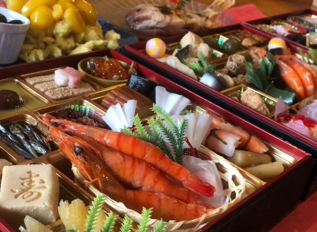 中村秀香のインスタグラム：「明けましておめでとうございます 。  写真には写っておりませんが、 母が作る #お雑煮 にほっこり☺️ 家族とゆったりまったり、だらだらと…過ごしております 。  今年はどんな１年になるのでしょうか！とてもワクワクしております✨ .  皆さま、２０２０年もよろしくお願いいたします🙇‍♀️ .  #中村家 #お雑煮は白味噌丸餅派」
