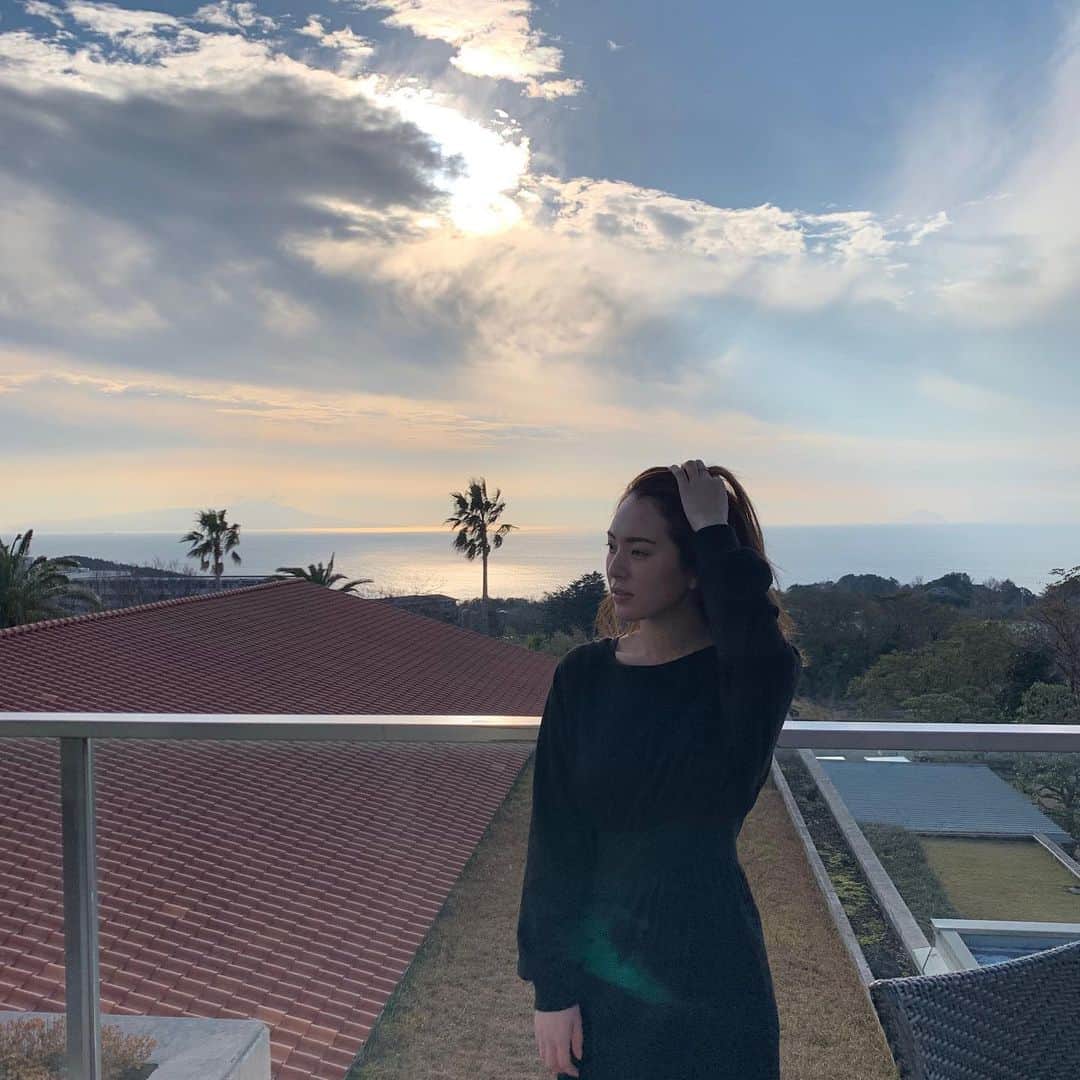 のインスタグラム：「8:44am／寝起き」